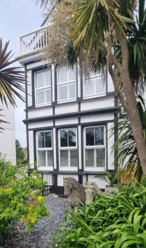 Large Falmouth Town House, Near the Beach